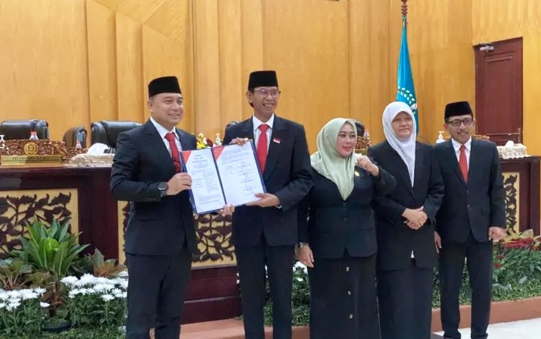 DPRD bersama Pemerintah Kota (Pemkot) Surabaya mengesahkan Anggaran Pendapatan dan Belanja Daerah (APBD) Surabaya tahun 2024. (Medcom.id/Amal)