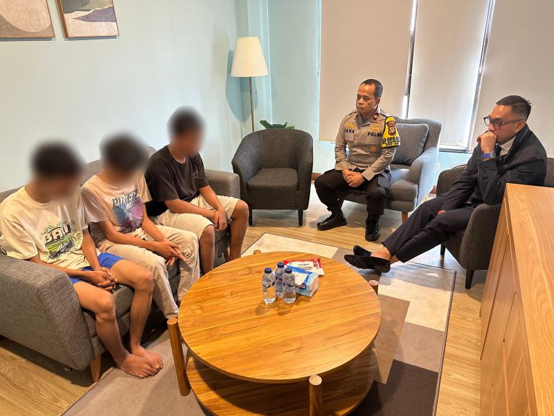 Wakil Ketua Komisi III DPR Ahmad Sahroni menemui oknum pelajar yang membawa sajam di Jakbar. Foto: Istimewa.