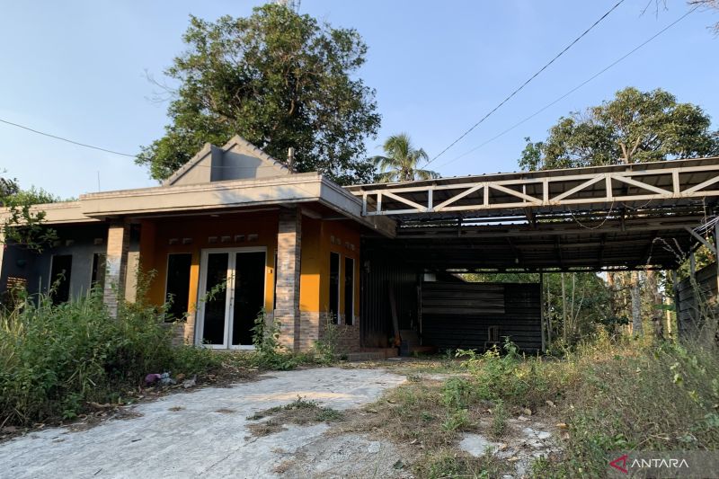 Situasi rumah tempat kejadian perkara (TKP) pembunuhan Ibu dan anak di Subang, Jawa Barat, Rabu (18/10/2023). (ANTARA/Rubby Jovan)