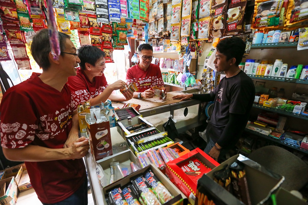 Manajemen Garudafood Direktur Utama Garudafood Hardianto Atmadja, Direktur Garudafood Paulus Tedjosutikno, dan Direktur Utama PT Sinarniaga Sejahtera Ruli Tobing, turun langsung menyapa pelanggan. Foto: dok GarudaFood.