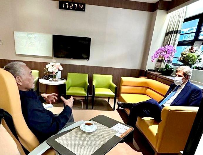 Masih Masa Pemulihan  Luhut Bertemu John Kerry dan Komunikasi dengan Menlu Tiongkok, Bahas Apa Ya?