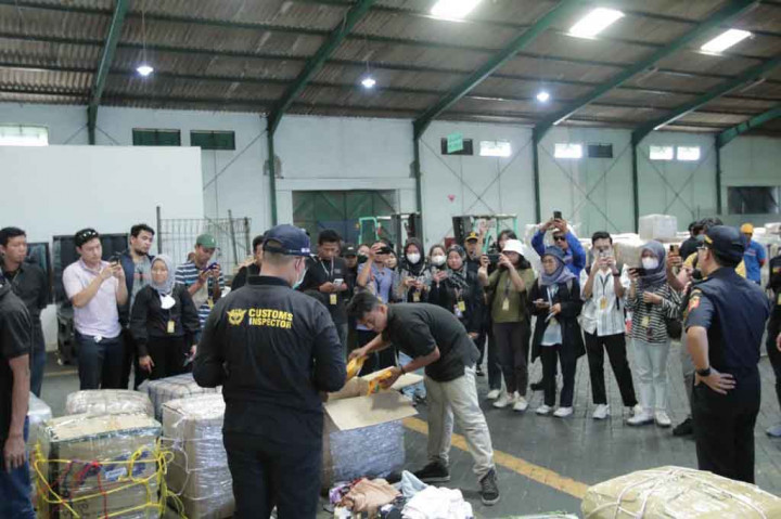 Belum Diserahkan ke Bea Cukai, Barang Impor PMI Menumpuk di Pelabuhan Tanjung Perak