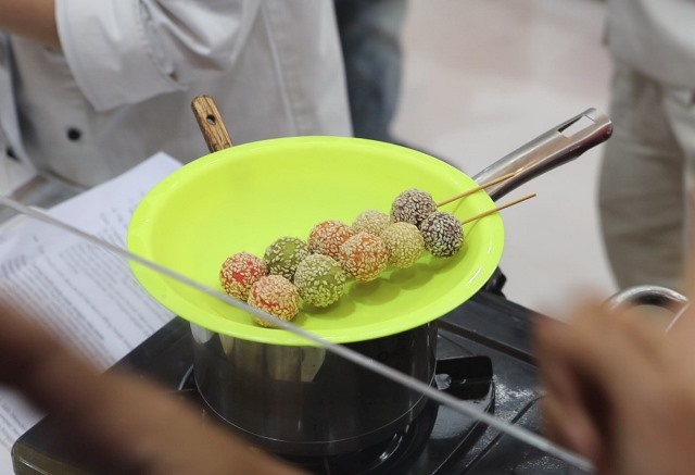 Sontek ide masak onde-onde kekinian dari Chef Yongki Gunawan. (Foto: Dok. Medcom.id/Aulia Putriningtias)