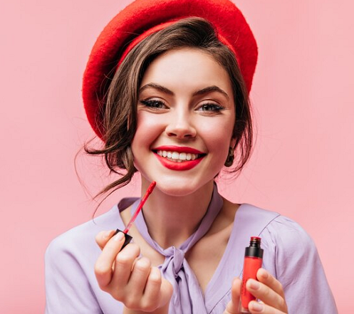 Ketika menggunakan liquid lipstick, sebaiknya kamu tidak mengoleskannya berkali-kali. (Foto: Ilustrasi. Dok. Freepik.com)