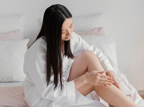 7 Tips Mengatasi Hiperpigmentasi di Lutut, Rekomendasi Dokter Kulit