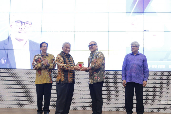ITS Berikan Penghargaan Angka Nitisastro kepada 4 Tokoh Nasional