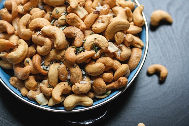 Endeus TV bagikan trik menggoreng kacang mete sukses yang pasti renyah! (Foto: Ilustrasi/Dok. Unsplash.com)