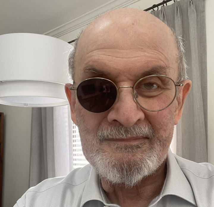 Muncul ke Publik Usai Insiden Penikaman, Salman Rushdie: Saya Seorang Singa Tua