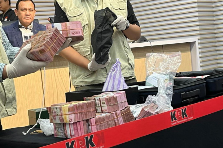 Ini Enam Tersangka OTT Pj Bupati Sorong dan Barang Buktinya