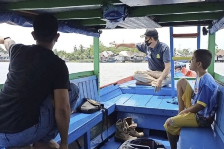 Video Pria Penggal Kepala Buaya dengan Gergaji Mesin di Sampit Hoaks