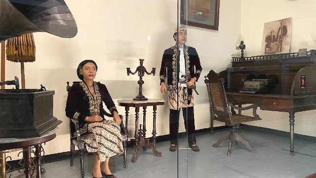 Busana tradisional Jawa Barat memiliki kekayaan dan keindahan yang memikat. (Foto. Dok: Museum Sri Baduga, Bandung, Jawa Barat)
