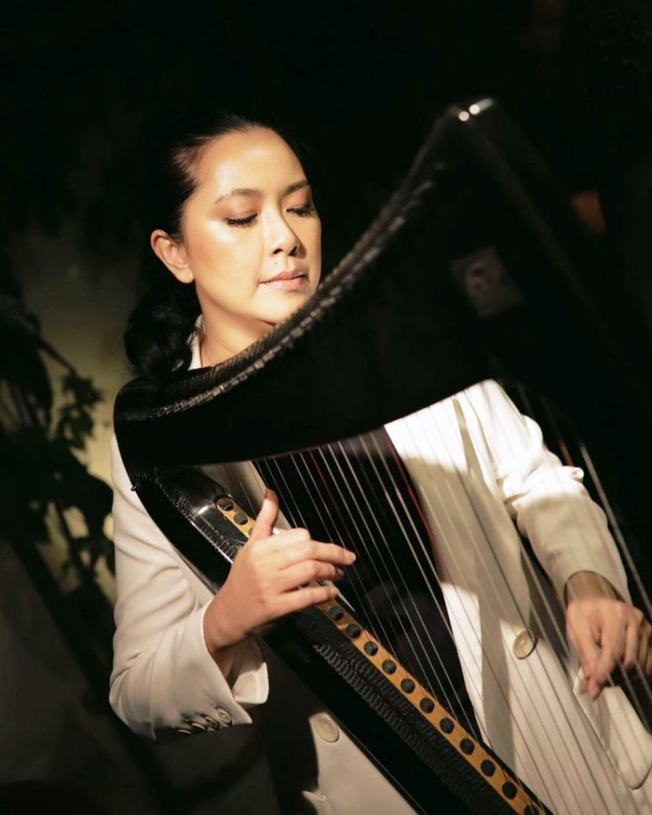Maya Hasan dan Terapinya yang Menggunakan Harpa