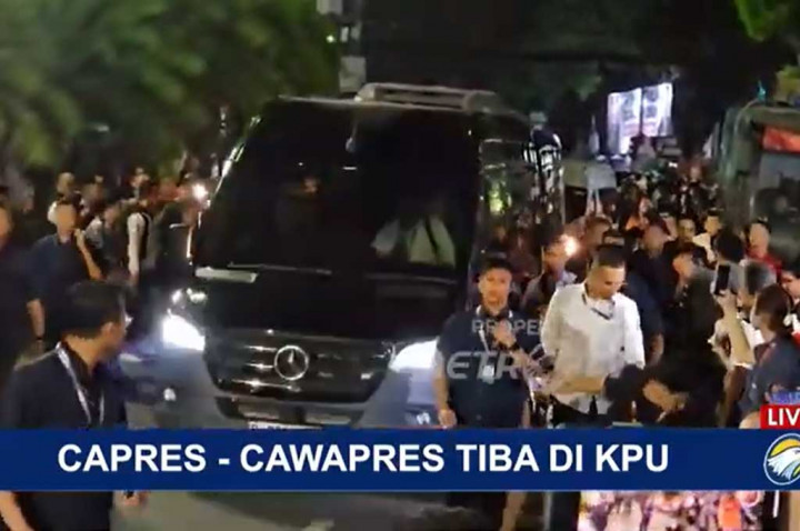 Gagah, Anies-Cak Imin Datang ke KPU Naik Mercedes-Benz Sprinter