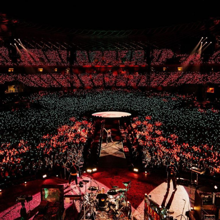 Tips Nyaman Nonton Konser Coldplay Malam Ini