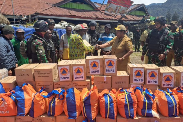 TNI Bantu Penyaluran Bantuan ke Warga Gome Korban Ancaman KKB