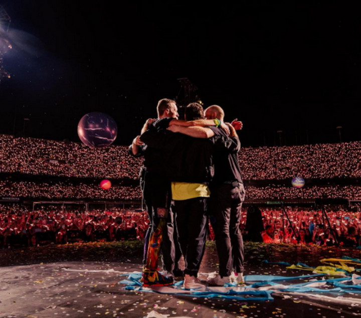 Aksi Demo Tolak Konser Coldplay di GBK Tak Berizin!