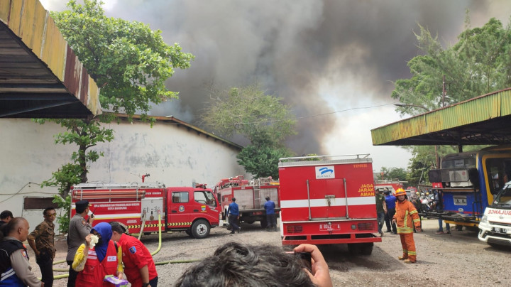 300 Karyawan Pabrik Pemintalan Kapas Dievakuasi dari Kebakaran
