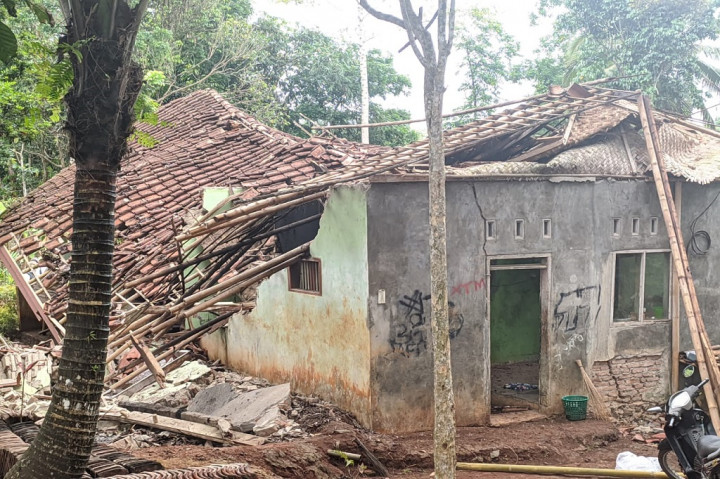 Hujan Deras, Sejumlah Rumah di Ciamis Rusak Tertimpa Longsor dan Pohon Tumbang
