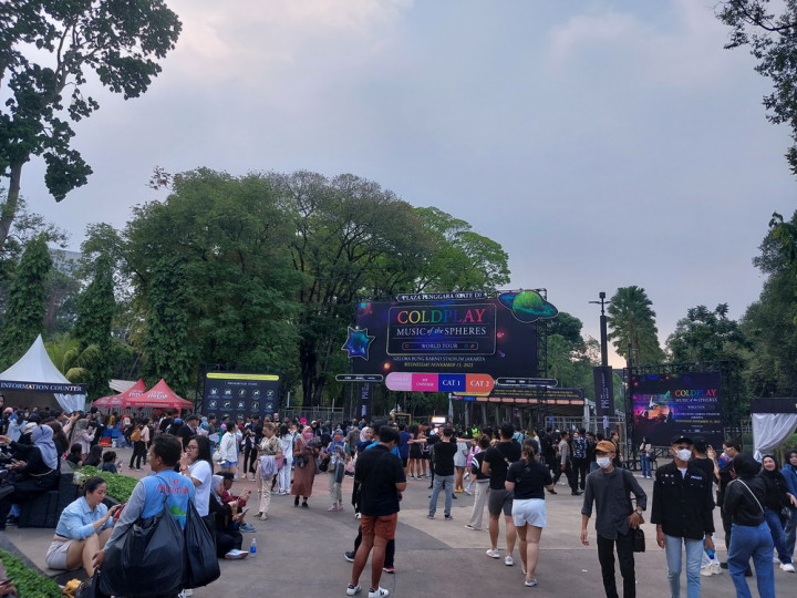 Mendung Selimuti Area Konser Coldplay di Jakarta