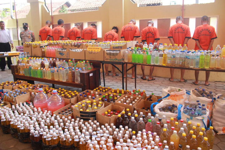 Polda DIY Sita Ribuan Botol Miras dan Obat-obatan, 9 Orang Jadi Tersangka