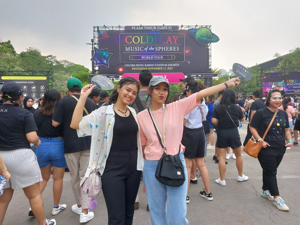 Penonton konser Coldplay Jakarta (Foto: medcom/rafi)