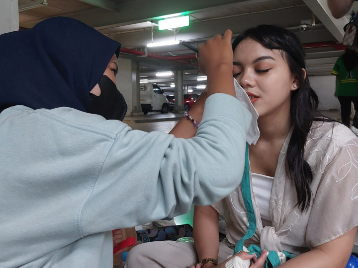 Harus Cantik Nonton Coldplay, Ada Jasa Perias Dadakan di Area Konser
