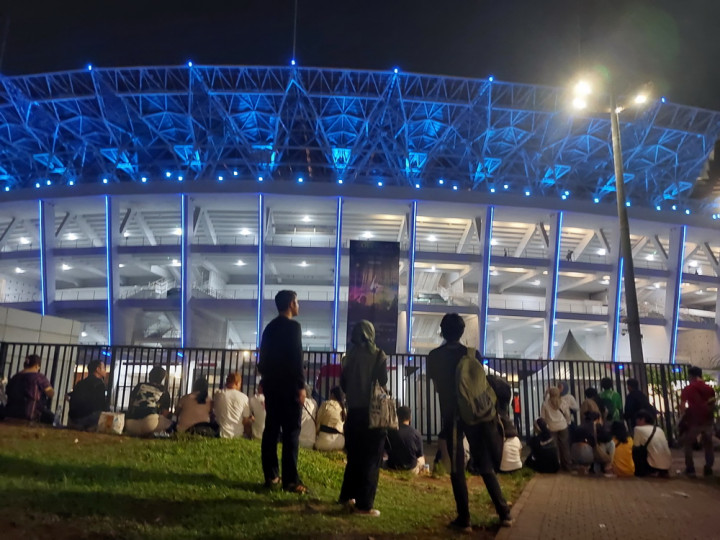 Tak Dapat Tiket Coldplay di Jakarta, Penggemar Nyanyi Bareng di Luar SUGBK