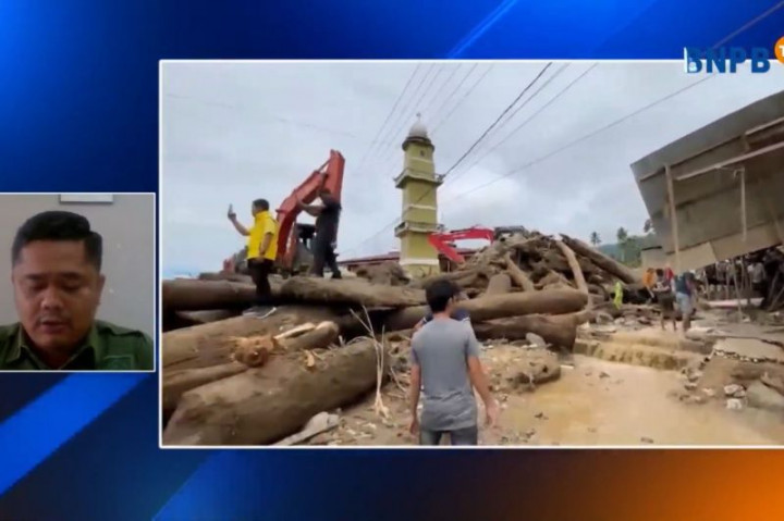 Kayu Gelondongan Sisa Pembalakan Liar Terseret Banjir Bandang ke Jalanan di Aceh Tenggara