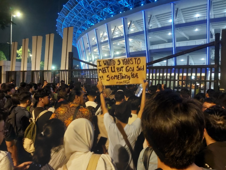 Pagar Jebol, Penonton Tanpa Akses Masuk Area Konser Coldplay di Jakarta