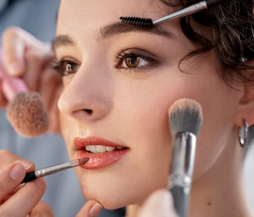 Make up selain mempercantik juga dapat meningkatkan kepercayaan diri seseorang. (Foto: Ilustrasi. Dok. Freepik.com)