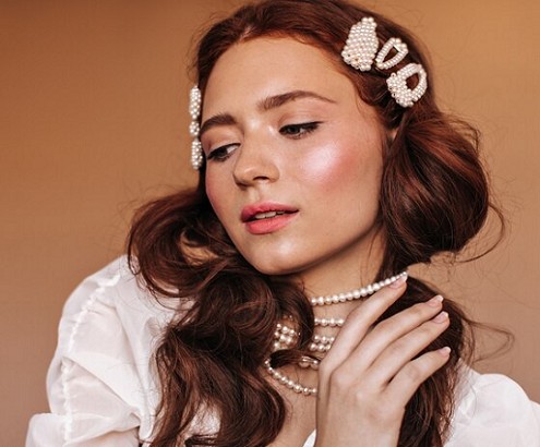 Bukan Sekadar Pelengkap Penampilan, Ini 4 Aturan Mix and Match Aksesori dengan Pakaian