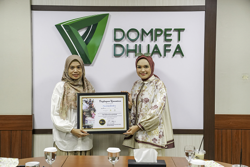Linda Anggrea (kiri) saat menyerahkan donasi kepada perwakilan Dompet Dhuafa.  (Foto: Dok. Istimewa)