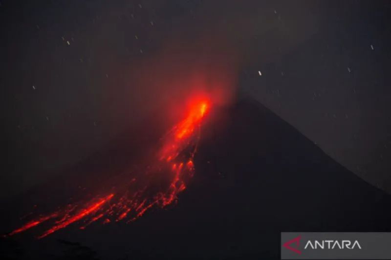 Gunung Merapi Muntahkan Material Vulkanik 5 Kali Sejauh 1 Km