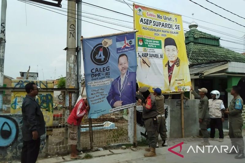 Langgar Aturan, Alat Sosialisasi Peserta Pemilu di Karawang Dibongkar