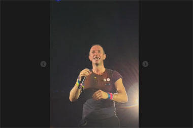 So Sweet! Momen Wanita Dilamar Sang Kekasih di Konser Coldplay Jakarta
