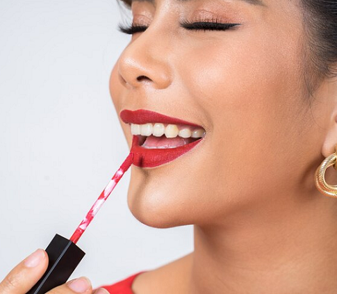 Lipstik kerap menjadi hal pertama yang terlintas di benak kita ketika memikirkan tentang riasan. (Foto: Ilustrasi. Dok. Freepik.com)