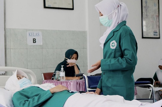 Indonesia Diprediksi Surplus Tenaga Perawat 695 Ribu di 2025