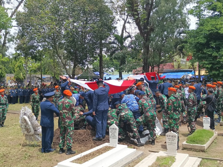 3 Perwira Korban Jatuhnya Super Tucano Dimakamkan di TMP Untung Suropati Malang