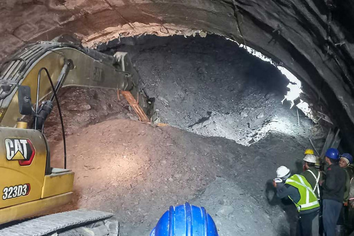 Duh, 40 Pekerja Terjebak Dalam Terowongan yang Runtuh