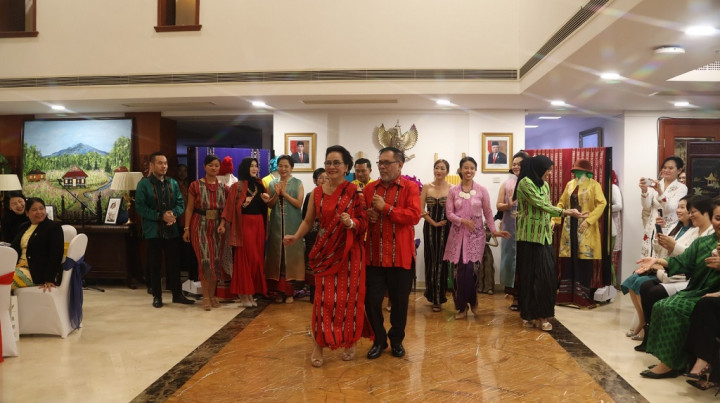 Tenun Tanimbar Pikat ASEAN Ladies Circle di Beijing Tiongkok