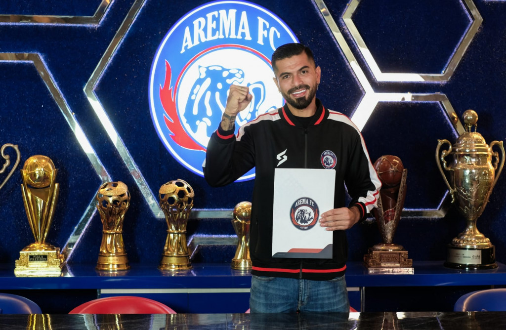 Julian Guevara resmi diperkenalkan di Kantor Arema FC, Kamis (16/11/2023). (Foto: Dok. Arema FC)