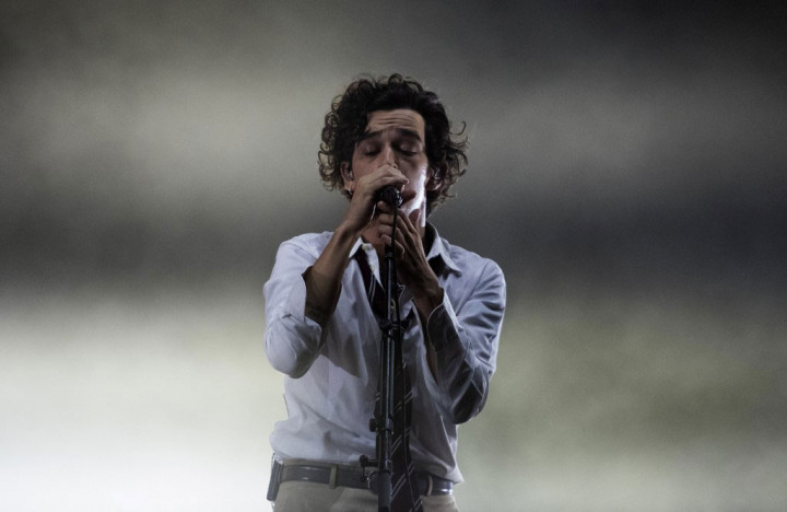 Viral, Matty Healy Nyaris Celaka Gegara Terlilit Kabel Mikrofon Sendiri