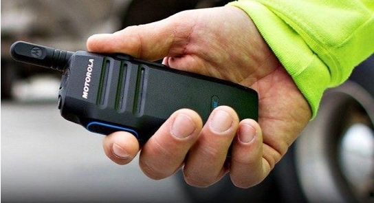 Teknologi Push-to-Talk (PTT), yang telah berkembang secara signifikan sejak handy-talkie tradisional. 