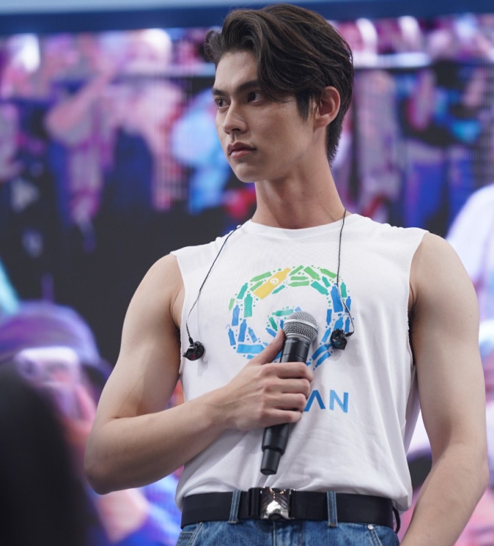 Bright Vachirawit: Dari Musik hingga Parfum Favoritnya Terungkap