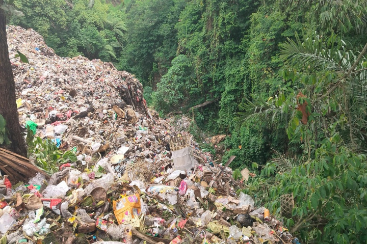 Mengerikan! Sampah dari Kawasan Suci Pura Besakih Dibuang ke Jurang