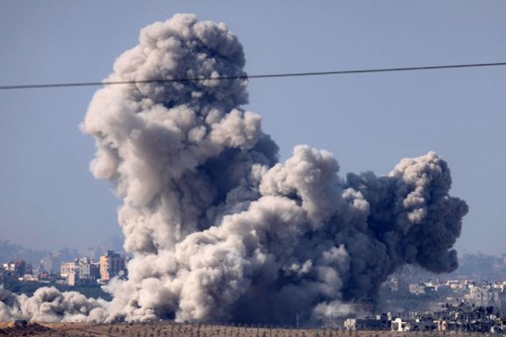 Asap dari serangan udara Israel di Jalur Gaza. (AFP)