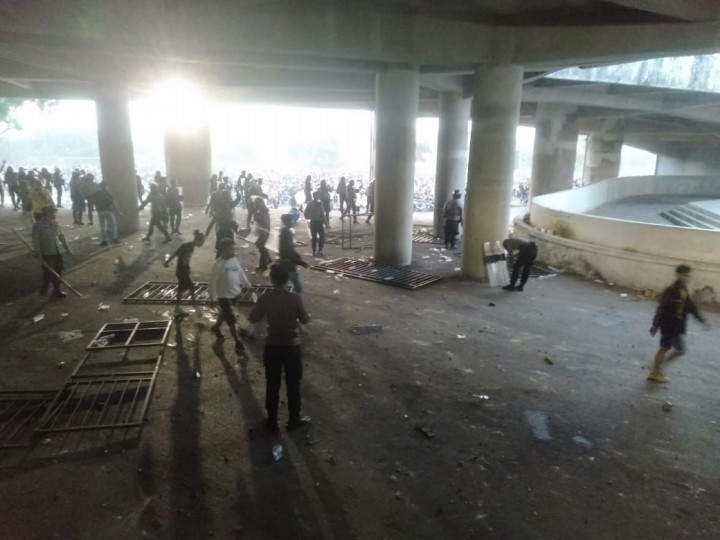 Suporter Ultrasmania Terlibat Bentrok Usai Timnya Kalah Lawan Deltras Sidoarjo