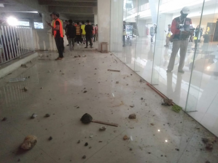 6 Polisi dan 7 Pendukung Dirawat Usai Bentrok Suporter Ultrasmania