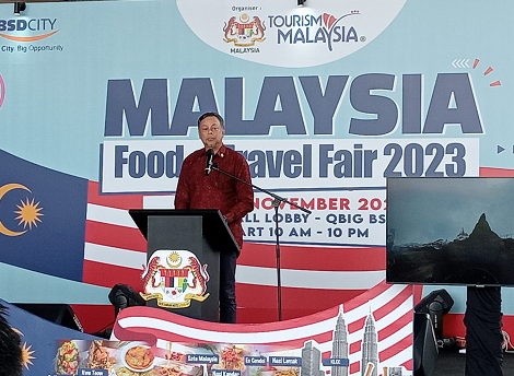 Dato’ Syed Mohamad Hasrin Tengku Hussin saat meresmikan Malaysia Food & Travel Fair 2023 di QBIG BSD City, Tangerang. (Foto: Dok. Yuni)