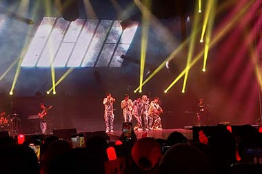iKON Buka Konser TAKE OFF di Jakarta: Aku Cinta Kamu!